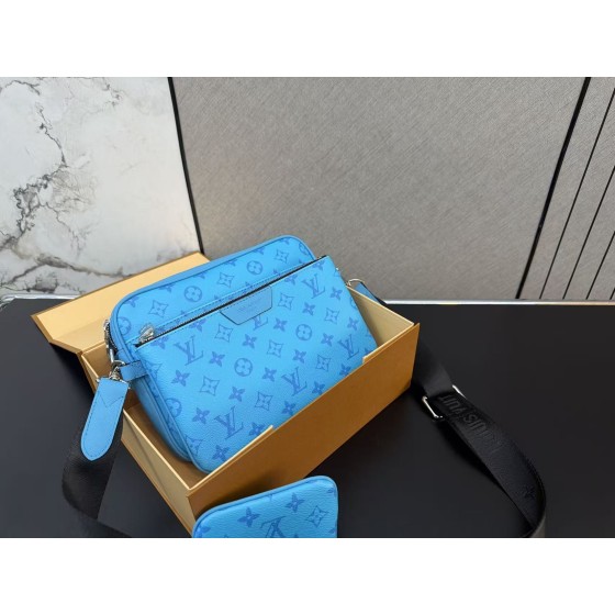 ¥480 【LV】⭐4POP⭐ahiI⭐尺寸：25 x 18 CM ming