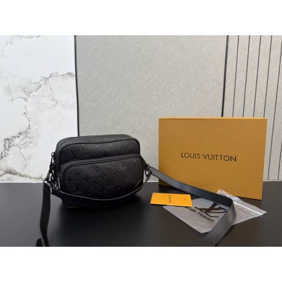 ¥460 【LV】⭐65Th⭐539We⭐  尺寸： 20 x 27CM ming