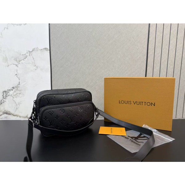 ¥460 【LV】⭐65Th⭐539We⭐  尺寸： 20 x 27CM ming