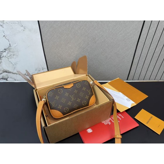 ¥460【LV】 ⭐43Qas⭐436⭐尺寸：13 x 20 CM ming