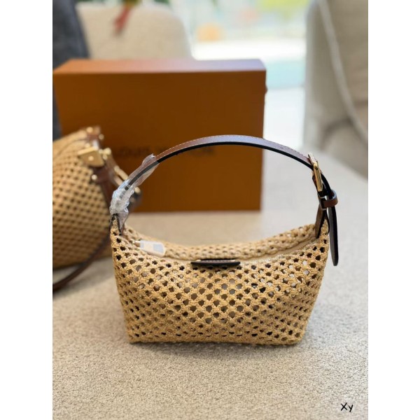 ¥450【LV】 ⭐J89p⭐54u⭐尺寸：18CM 鑫阳