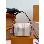 ¥520【LV】 ⭐EB76l⭐T89i⭐尺寸：24CM 鑫阳