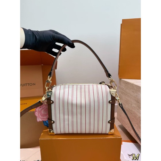 ¥520【LV】 ⭐EB76l⭐T89i⭐尺寸：24CM 鑫阳