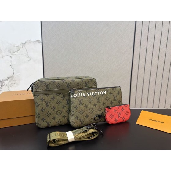 ¥450 【LV】⭐L98⭐T6⭐尺寸： 25 x 18CM ming