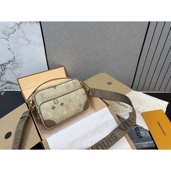 ¥420【LV】 ⭐8701⭐S5⭐ 尺寸：20 x 27CM ming
