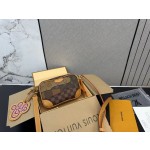 ¥460 【LV】⭐243⭐NN7⭐尺寸：20 x 13CM ming