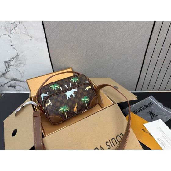 ¥480 【LV】⭐880⭐Z548⭐尺寸：25 x 17CM ming