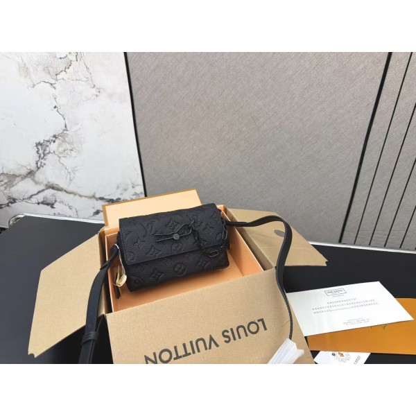 ¥420 【LV】⭐135⭐V7⭐ 尺寸：18 x 12CM ming