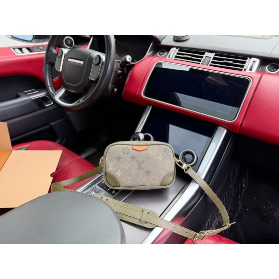 ¥460 【LV】⭐67⭐Y7⭐尺寸：20x13x6.5CM 凯撒