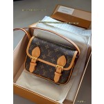 ¥495 【LV】⭐78⭐b4⭐尺寸：20×14CM 雪