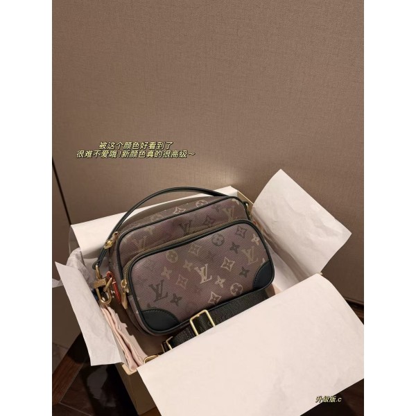 ¥480【LV】 ⭐76⭐Q0⭐尺寸：25×17.5CM 雪