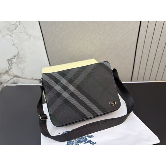 ¥540【Burberry】 ⭐HB76u⭐099⭐  尺寸：23 x 28CM ming