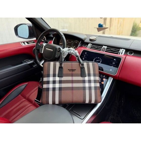 ¥680【Burberry】 ⭐5998⭐A57⭐ 尺寸：39x29x8CM 凯撒