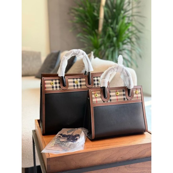 ¥620【Burberry】 ⭐⭐826⭐1  尺寸长*宽*高：32*15*25cm 斯美斯