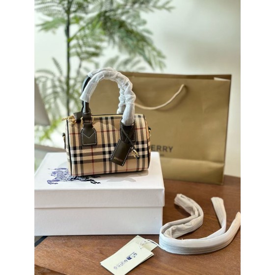 ¥540 【Burberry】⭐⭐895⭐91 尺寸长18.5cm 宽11cm 高12cm 斯美斯