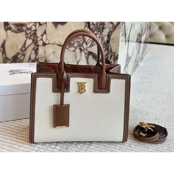 ¥680 【Burberry】⭐⭐857⭐21 尺寸27*20 斯美斯