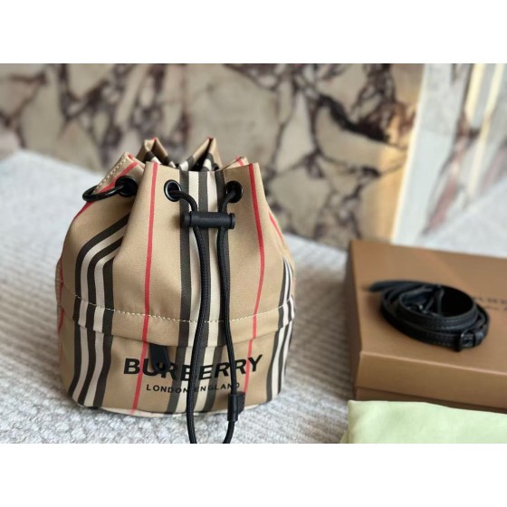 ¥480 【Burberry】⭐⭐273⭐7 尺寸18*20 斯美斯