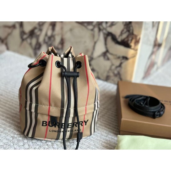 ¥480 【Burberry】⭐⭐273⭐7 尺寸18*20 斯美斯
