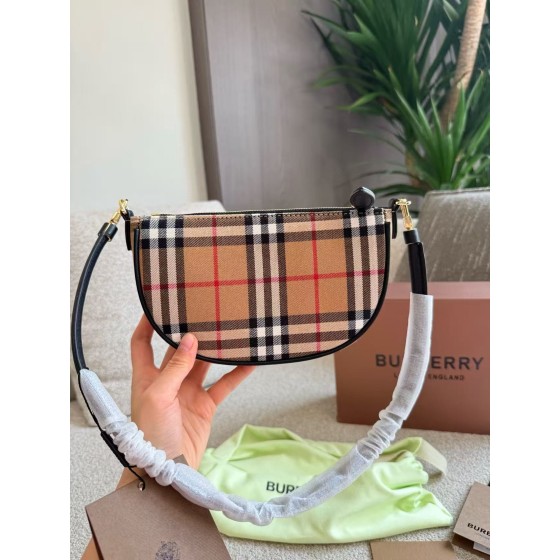 ¥440【Burberry】 ⭐⭐843⭐0  尺寸长21cm 宽4cm 高12.2cm 斯美斯
