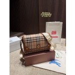 ¥590【Burberry】 ⭐⭐802⭐2  尺寸25*19 斯美斯