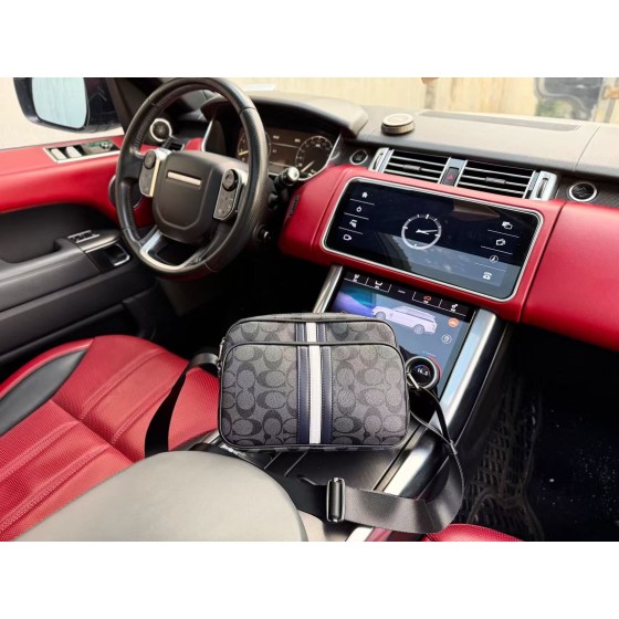 ¥520【Coach】 ⭐Ev67⭐54⭐ 尺寸：24x17x8CM 凯撒
