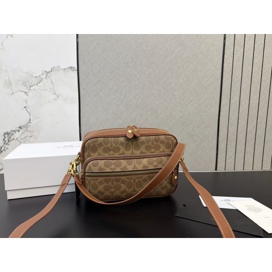 ¥560【Coach】 ⭐19⭐A67H⭐ 尺寸：18 x 24CM ming