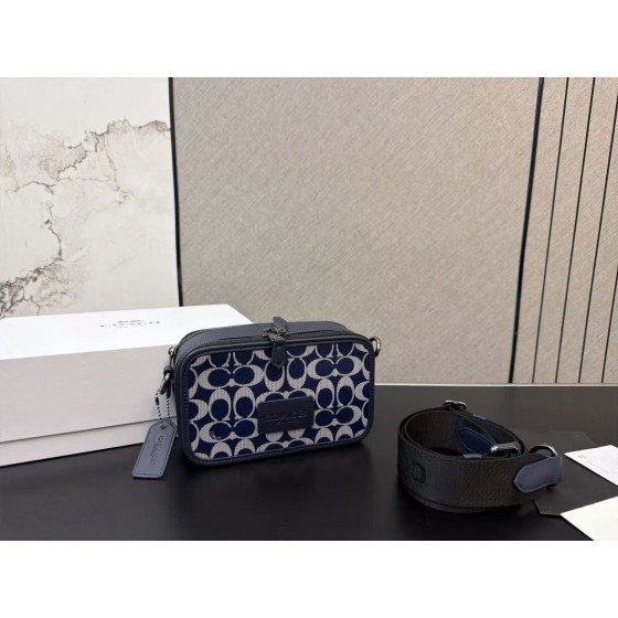 ¥520【Coach】 ⭐0182⭐EWN8⭐  尺寸：12 x 20 CM ming