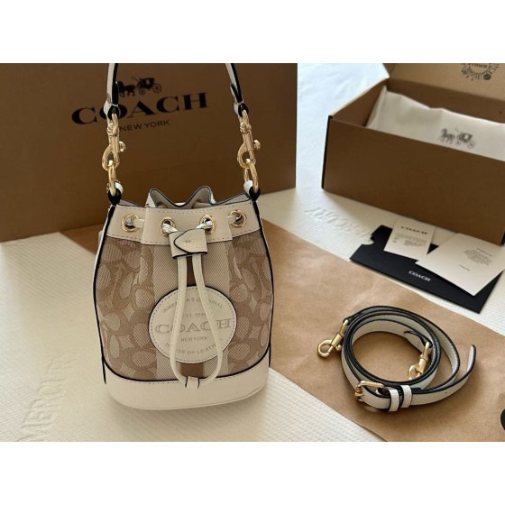 ¥520 【Coach】⭐⭐C83⭐22  尺寸长14cm*宽9cm*高16.5cm 上喜