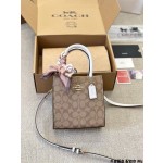 ¥520 【Coach】⭐⭐ 569⭐3-  尺寸 长17cm 宽8cm 高17cm 美子