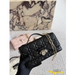 ¥650 【Dior】⭐67GBU⭐eee9⭐  尺寸：21×12CM vc