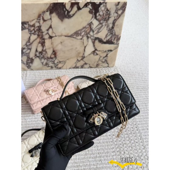 ¥650 【Dior】⭐67GBU⭐eee9⭐  尺寸：21×12CM vc
