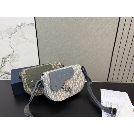¥565【Dior】 ⭐900y⭐pP0⭐ ming 尺寸：18 x 24CM ming