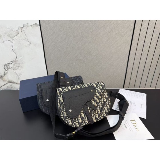 ¥540 【Dior】⭐46yy7⭐50OI⭐ ming 尺寸：23 x 17CM ming