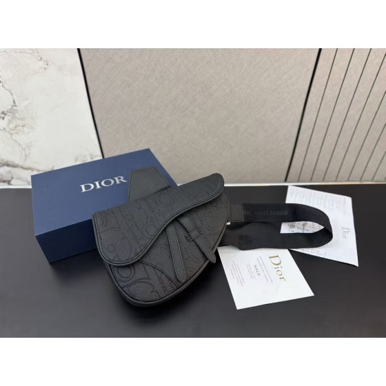 ¥555 【Dior】⭐5Thj89⭐ED⭐ ming 尺寸：26 x 19CM ming