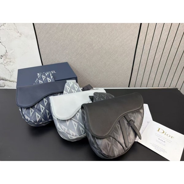¥550【Dior】 ⭐657YY⭐43Q⭐ ming 尺寸：26 x 19 CM ming