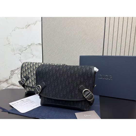 ¥580 【Dior】⭐2Q4x⭐76⭐ ming 尺寸：31 x 25CM ming