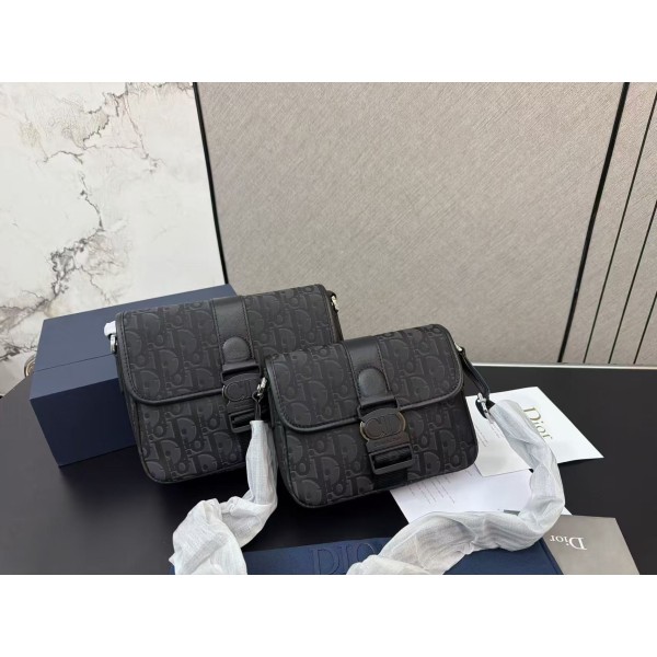 ¥580【Dior】 ⭐509⭐F6Y⭐ ming 尺寸：23 x 17 CM 20 x 14 CM ming