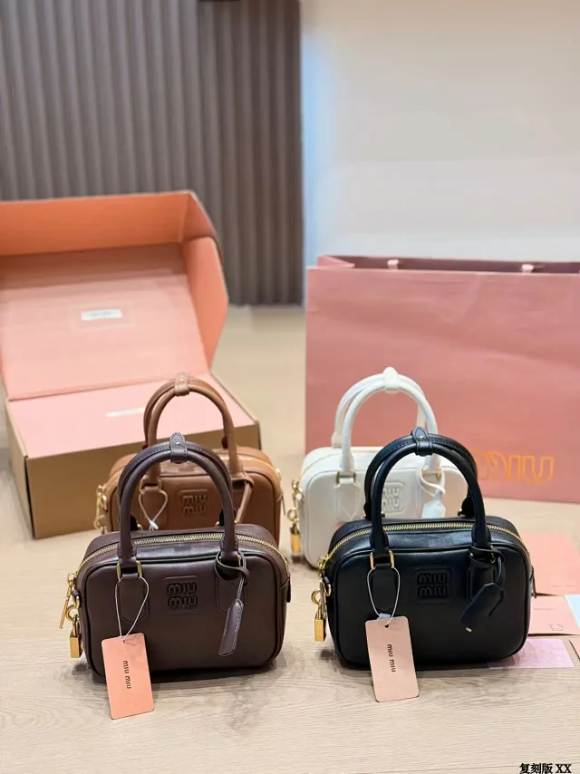 【MIUMIU】⭐729⭐D5TY⭐ 尺寸：19×13CM 二丫
